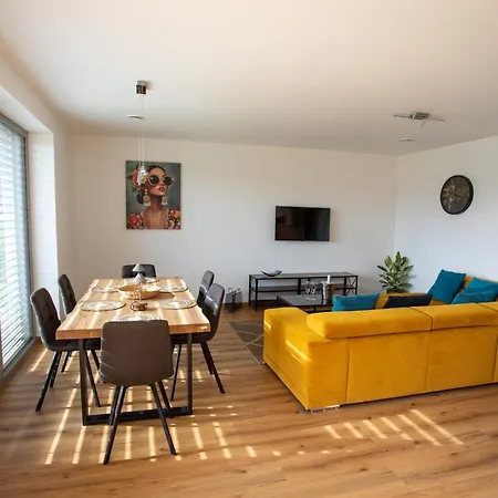 Apartma Leona, Τσέσκε Μπουντεγιόβιτσε