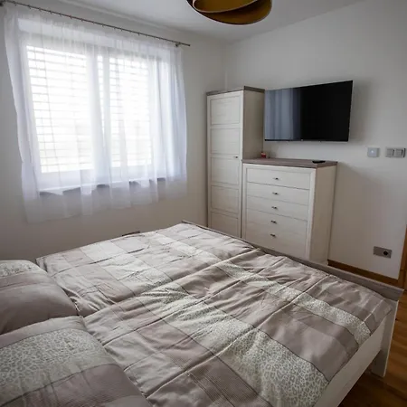 Apartman Apartma Leona,